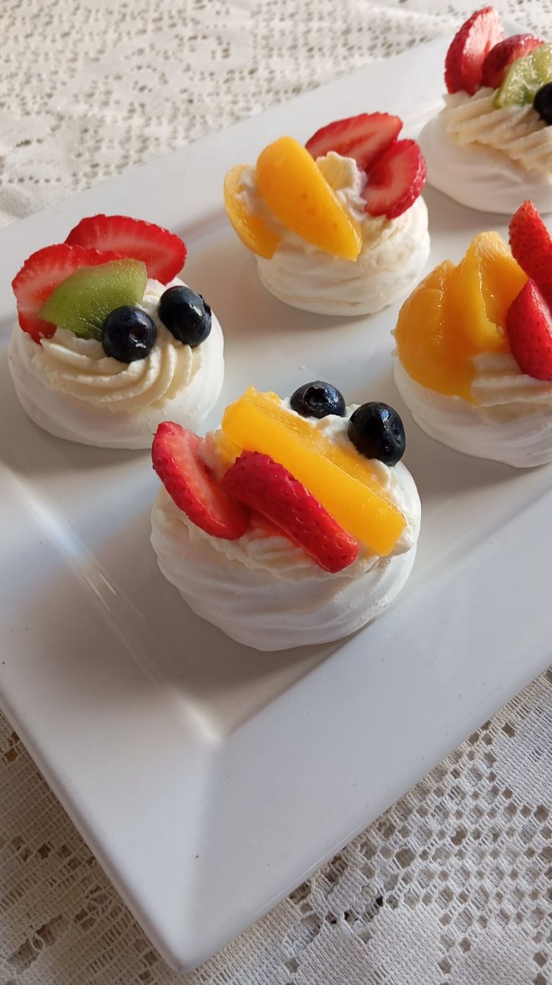 Pavlovas de frutos rojos de Le Roi Catering